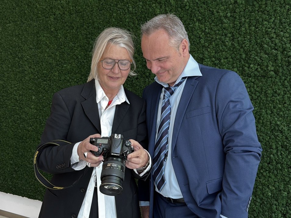 Sabine Hauswirth und Helmut Prankl bei der Fotoauswahl
