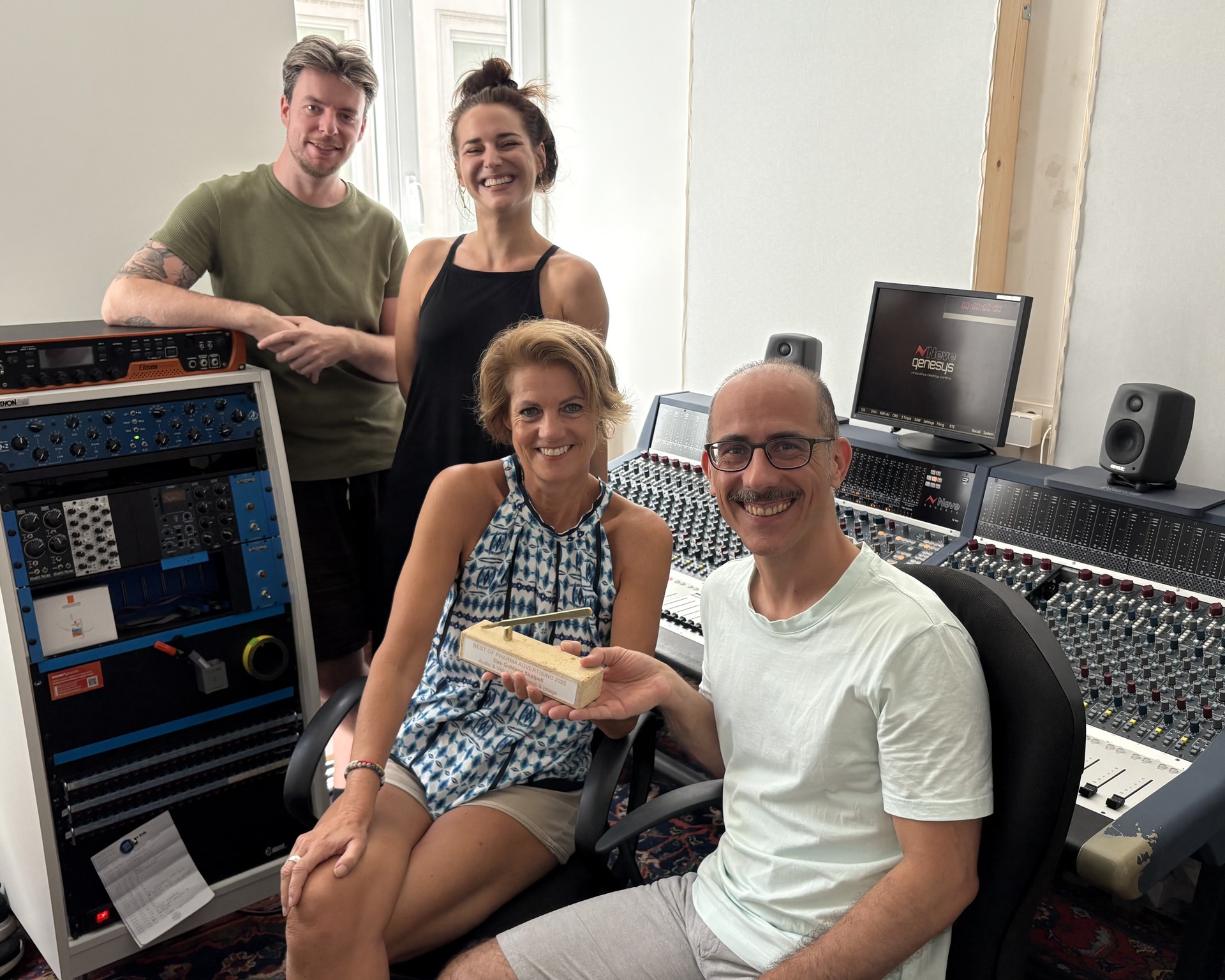 Das Podcast Team freut sich über die Auszeichnung